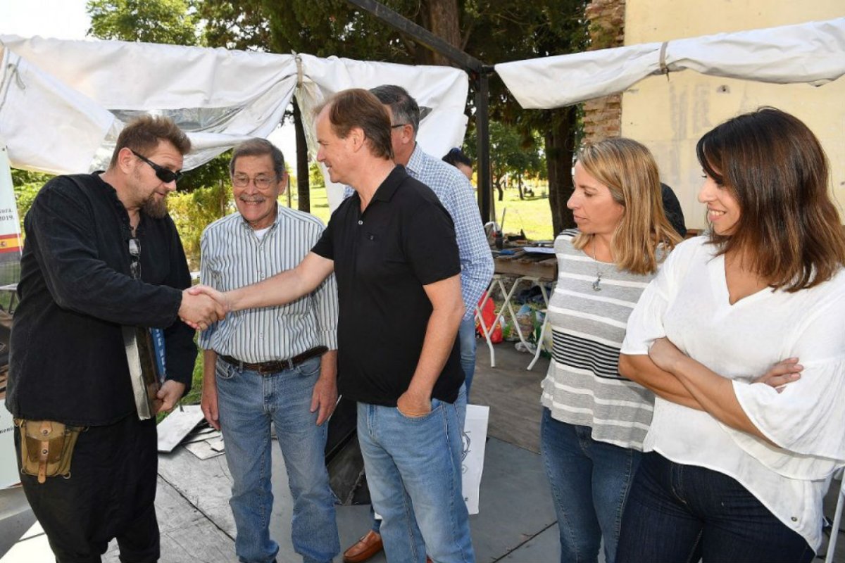 Bordet, Stratta y Donda juntos con escultores.