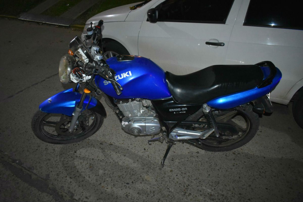 La moto y el auto que chocaron en Chajar&iacute;.