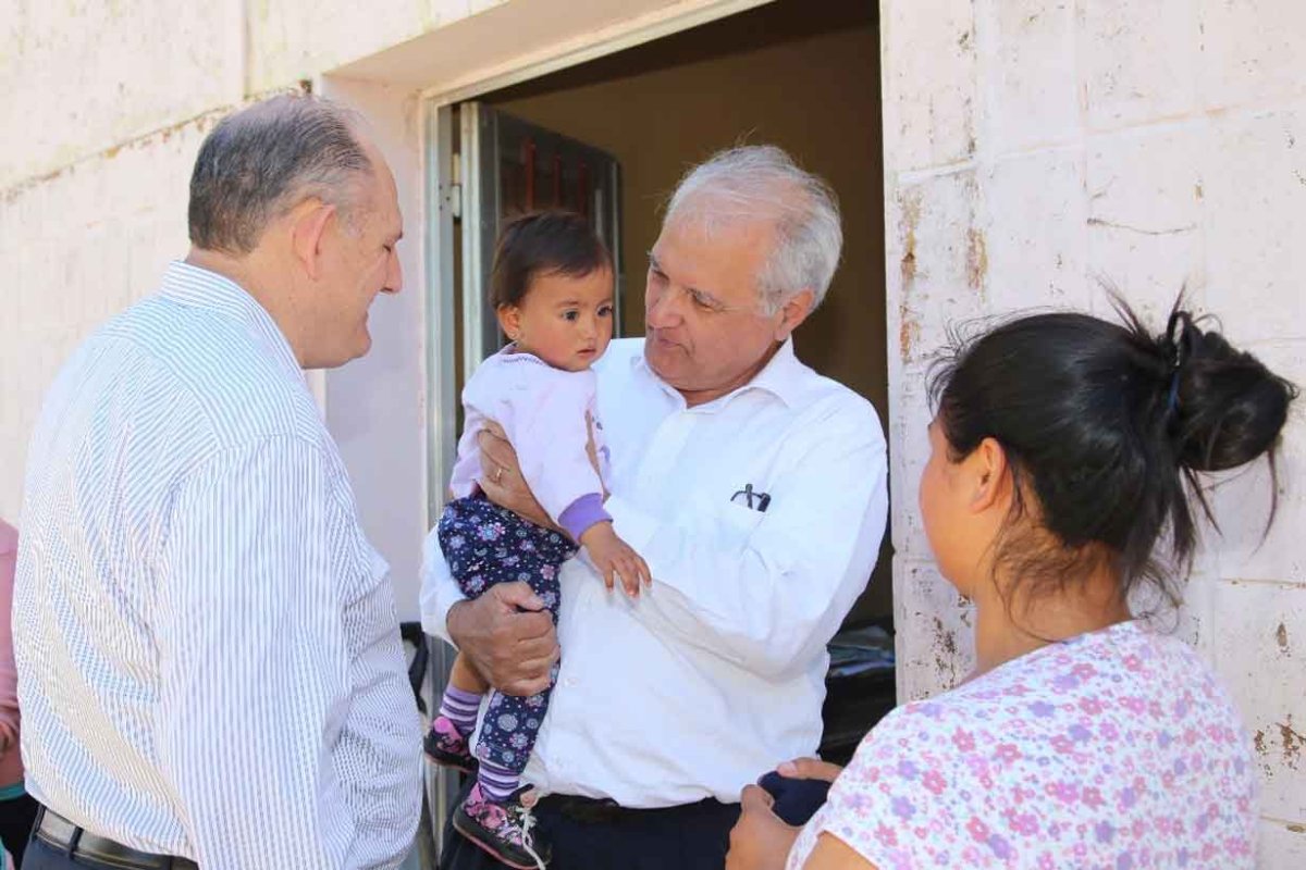 Mayer, junto a Niez en visita a una familia