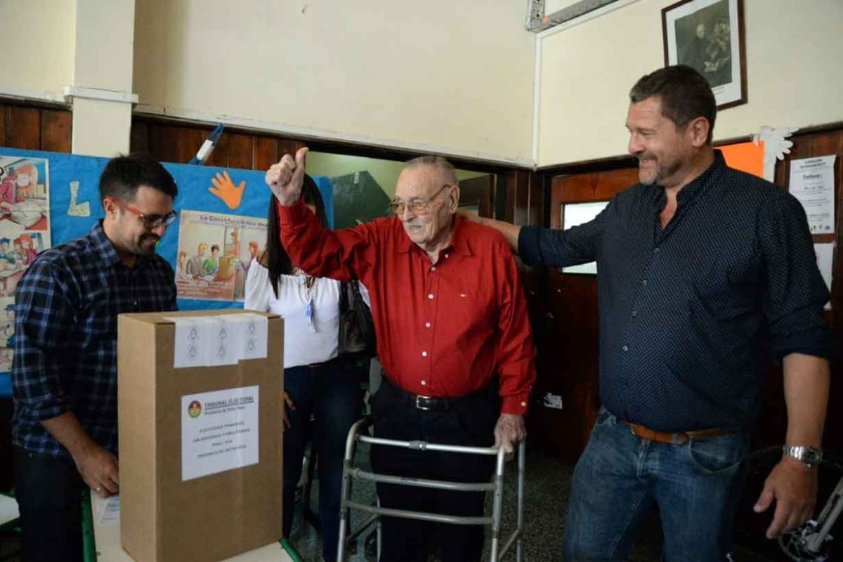 Gay, al ir a votar junto a su padre