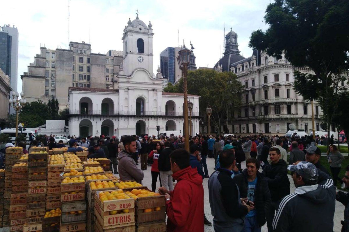 Comenz&oacute; el fruta en Plaza de Mayo.