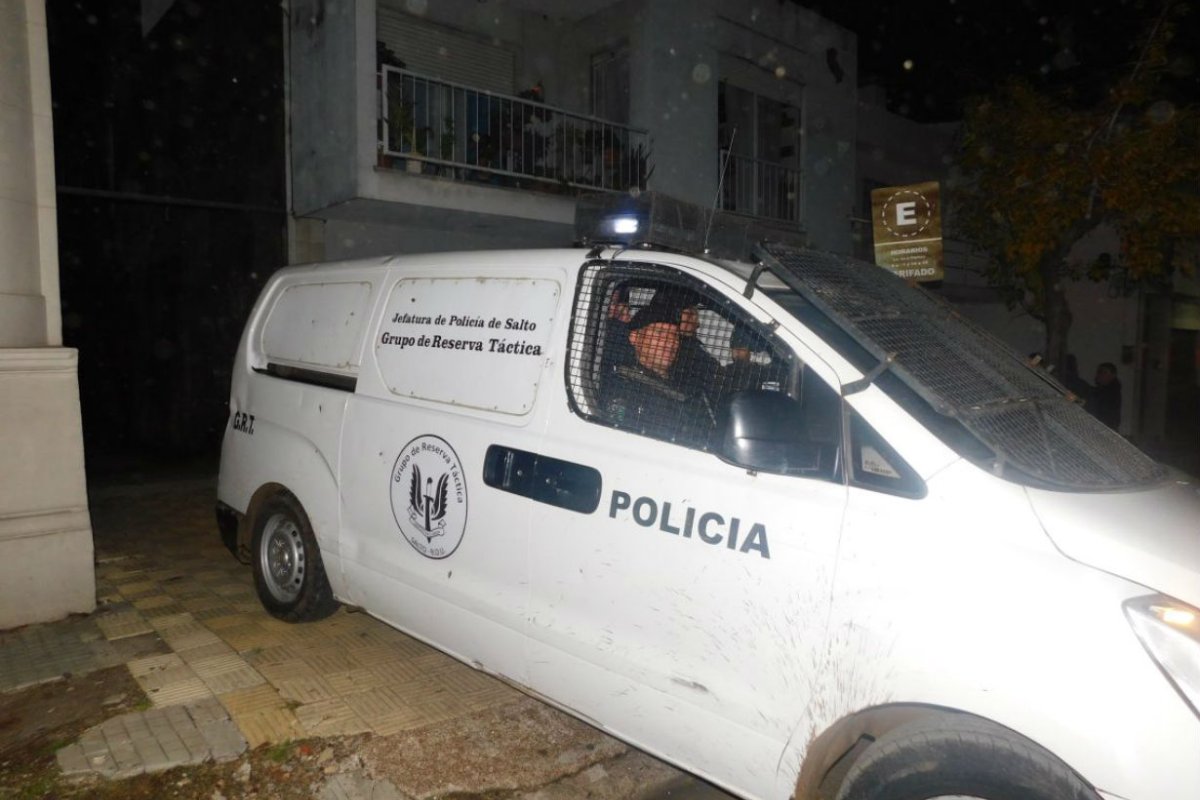 Dos polic&iacute;as seguir&aacute;n preso por el atraco.
