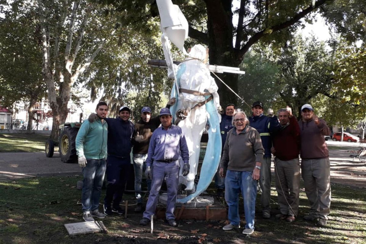 El 29 de abril emplazaron el monumento.