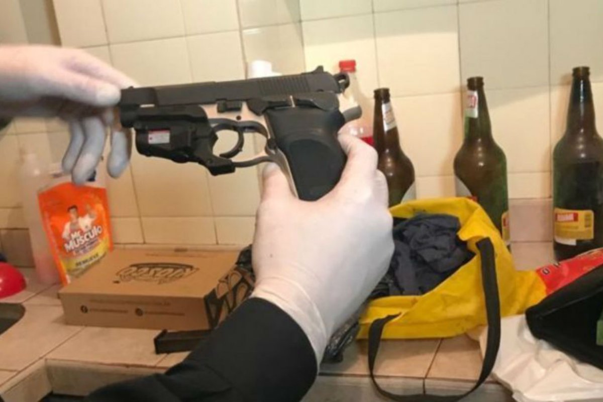 El arma que mat&oacute; a Yad&oacute;n, en casa de "El Cebolla".