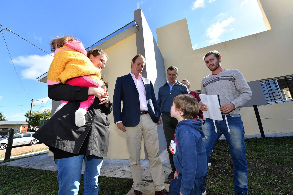 6 viviendas inaugur&oacute; hoy el gobernador.