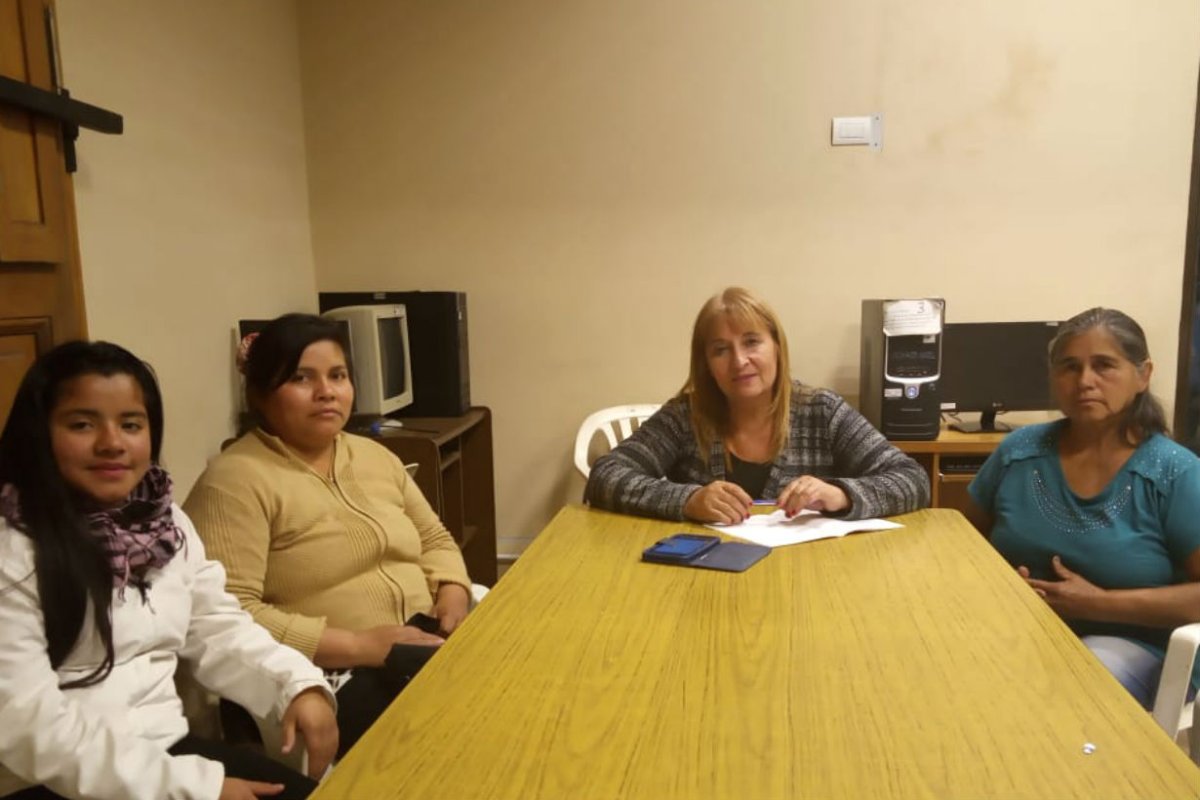 Elsa (centro) junto con familiares de Carrera