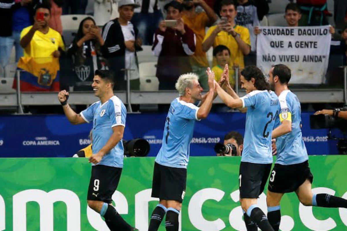 Su&aacute;rez, Lodeiro, Cavani y God&iacute;n celebran.
