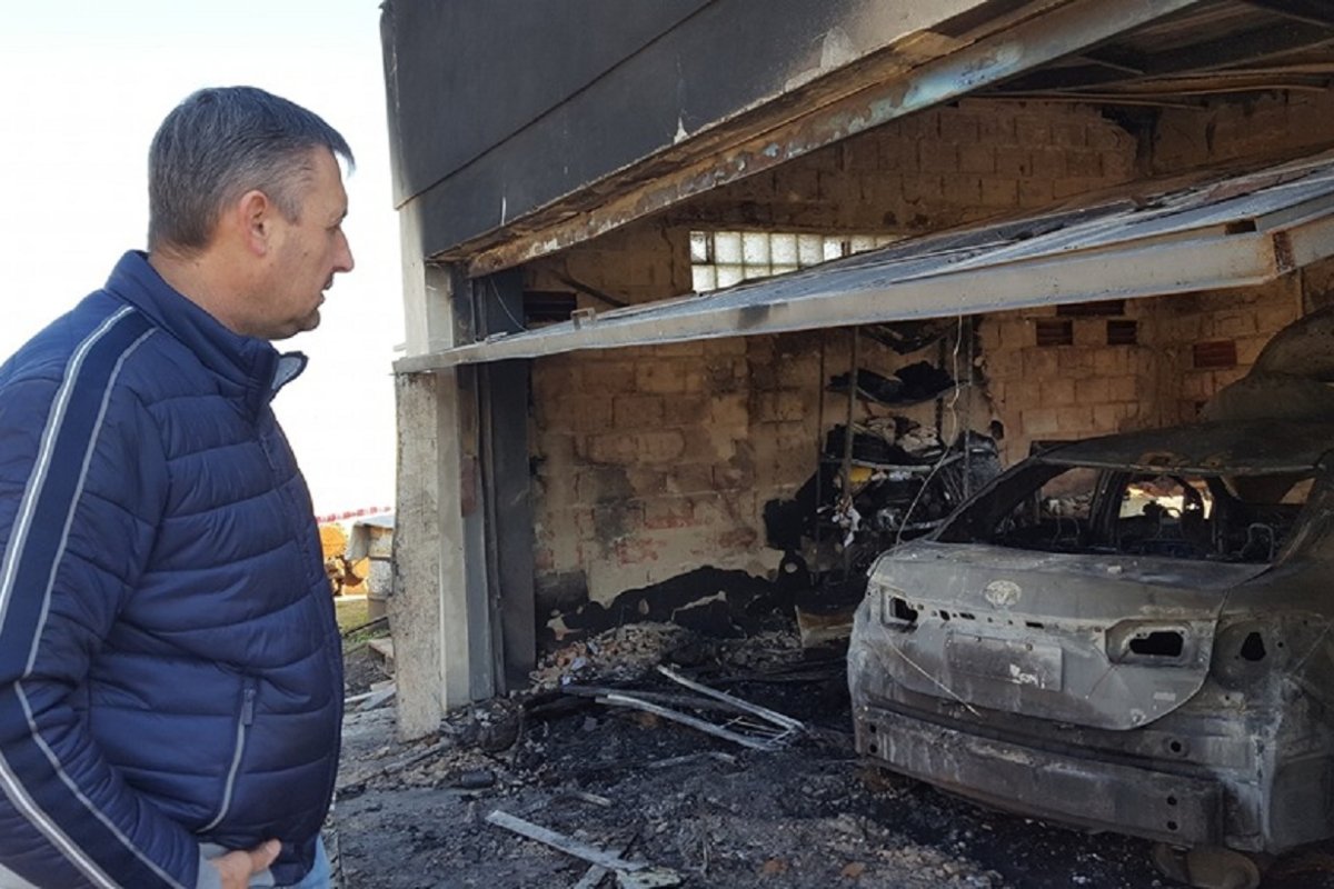 Gustavo Hein examinando su garaje tras el incendio