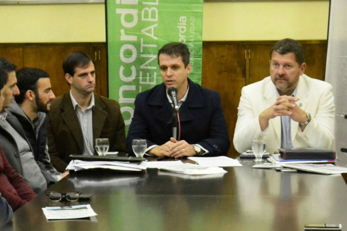 Armanazqui, a la izquierda de Cresto.