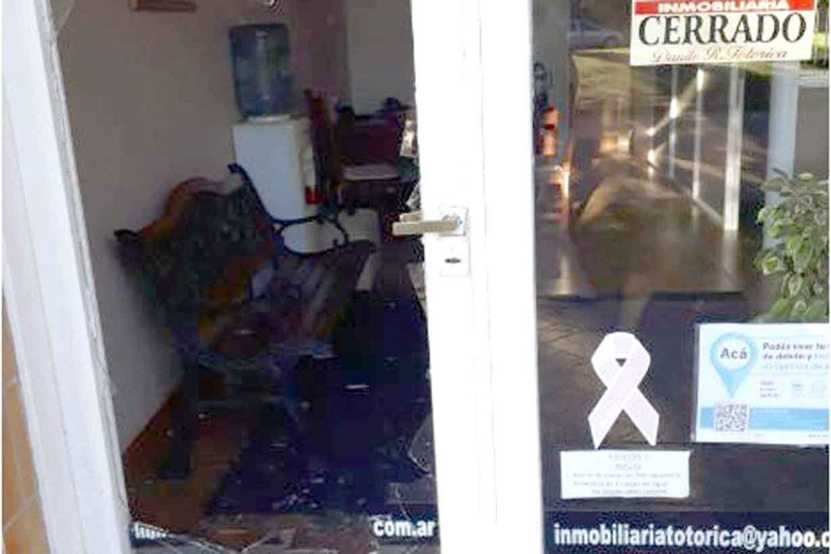 El vidrio de una puerta, destrozado