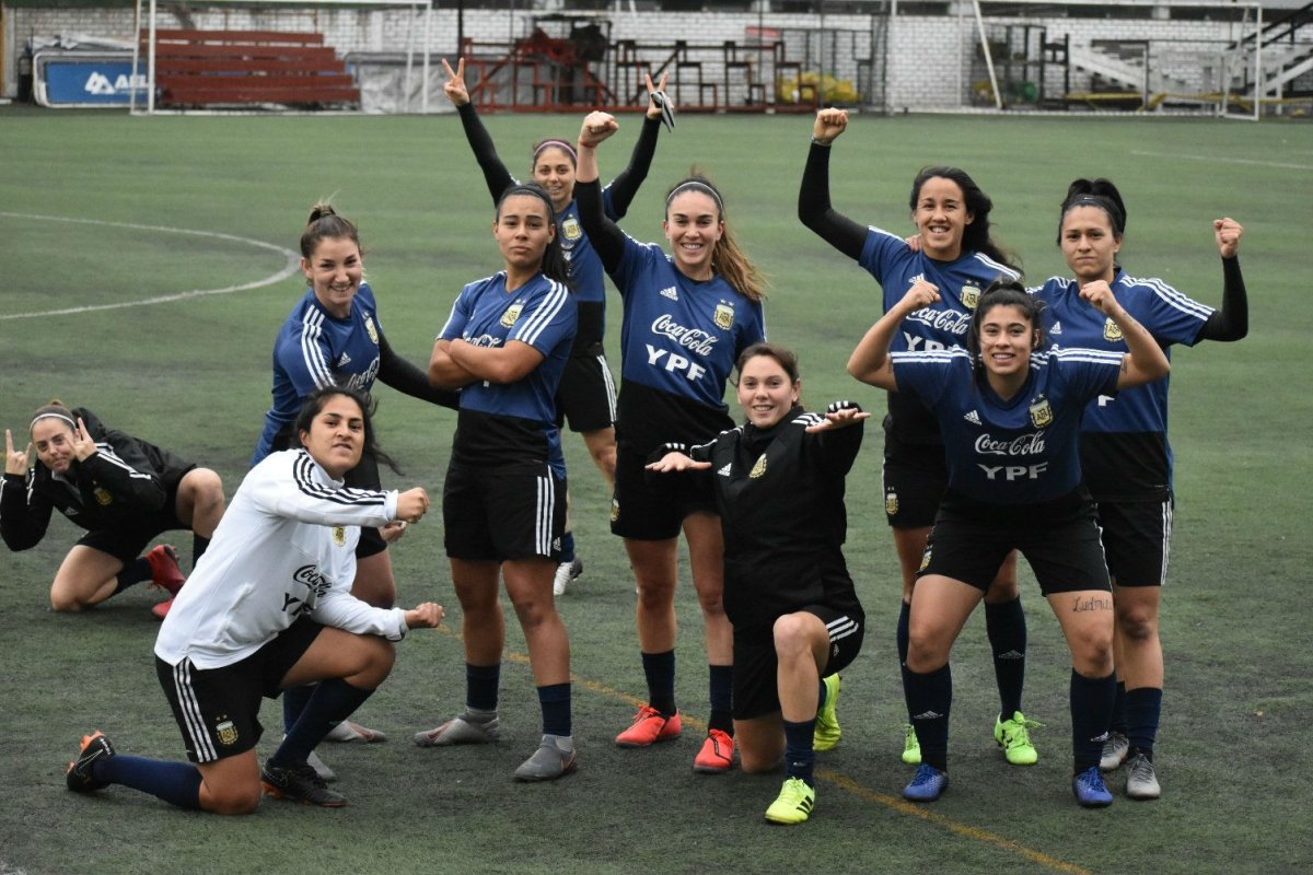 Yael y el resto del plantel, listas para hoy.