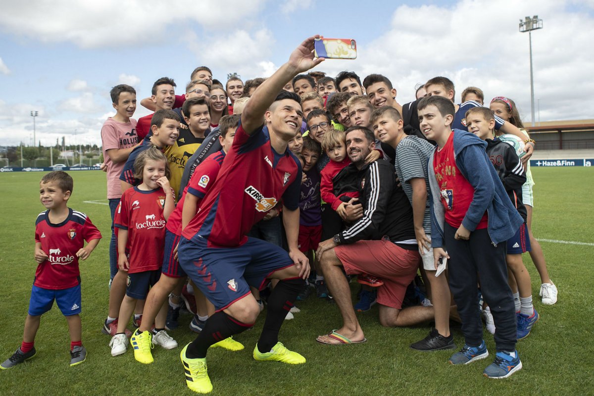La selfie del chajariense con hinchas de Osasuna.