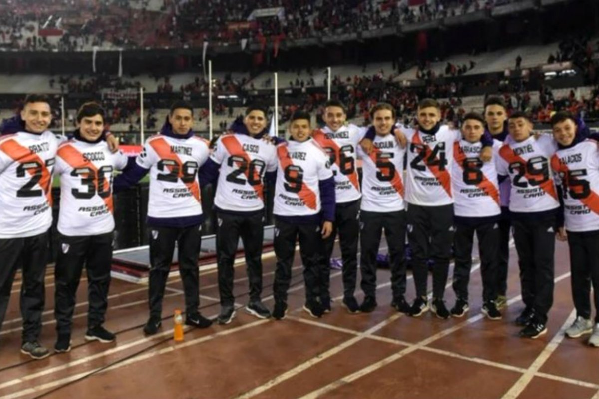 Jairo recibi&oacute; la camiseta n&uacute;mero 8