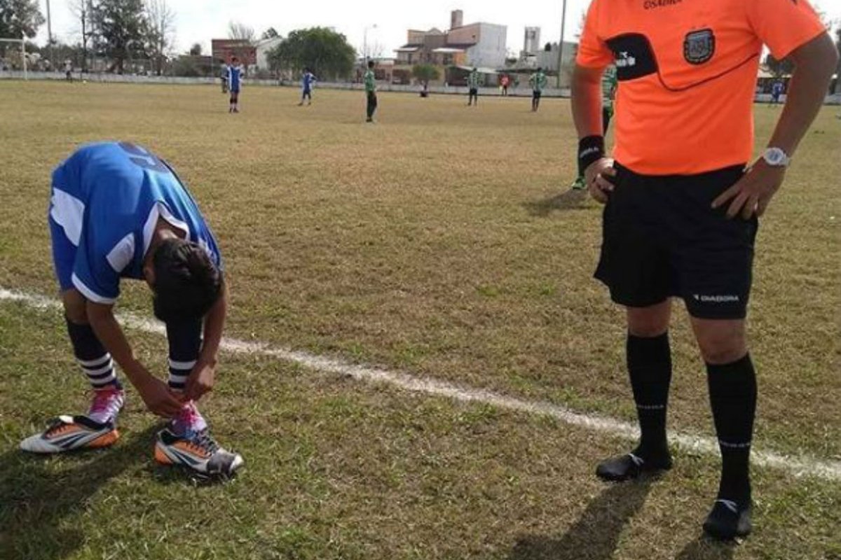 Mario Ben&iacute;tez cedi&oacute; su calzado (foto: ADNfcion).