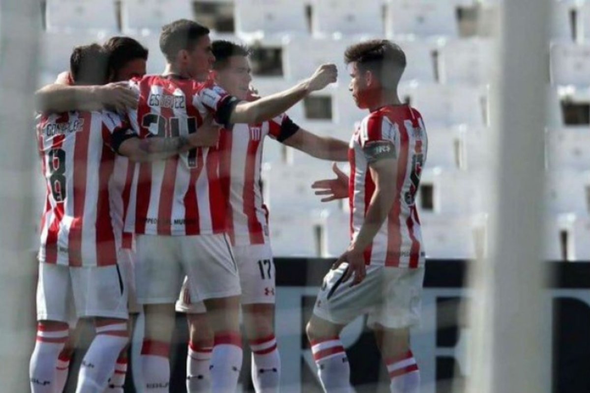 Abrazo de gol para Federico Gonz&aacute;lez.