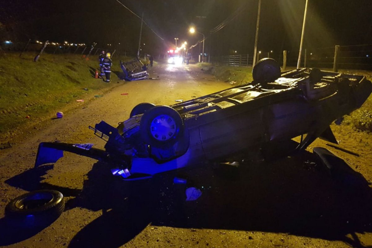 As&iacute; quedaron los dos autos volcados.