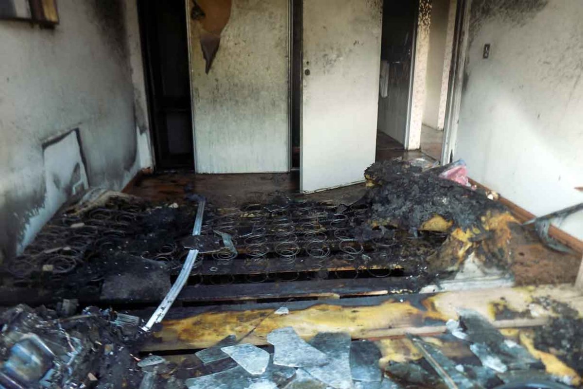 El fuego comenz&oacute; en el colch&oacute;n