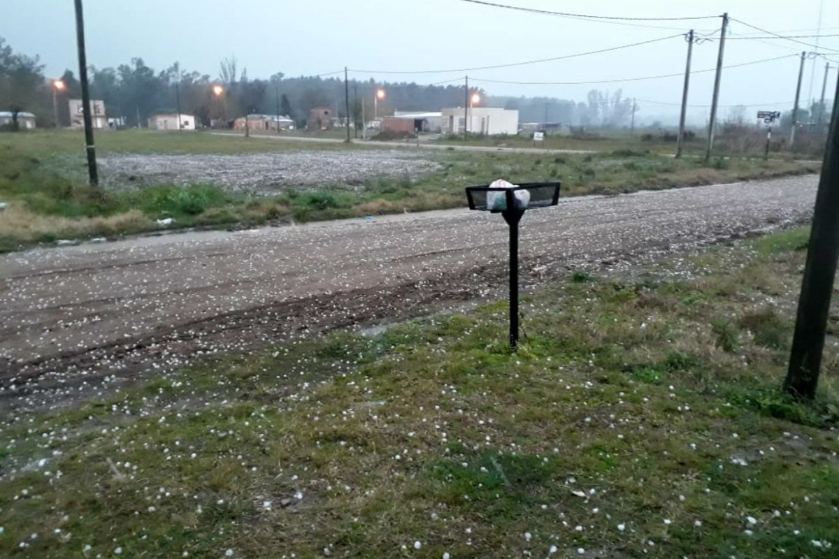 Granizo en las calles de Chajar&iacute;.