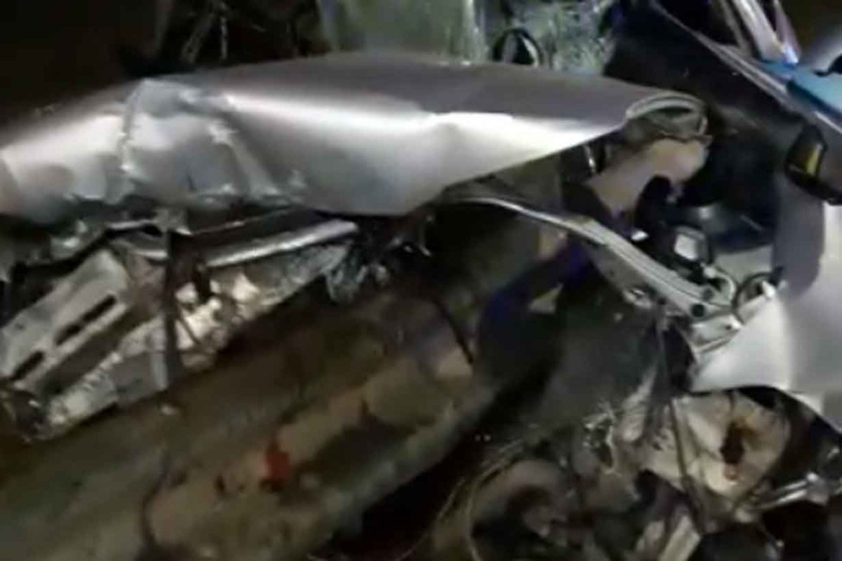 El guardarrail qued&oacute; incrustado en el auto
