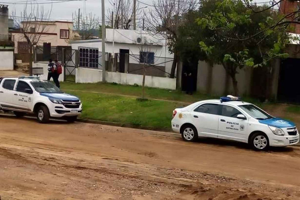 Patrulleros frente a la vivienda de S&aacute;enz y G&oacute;mez