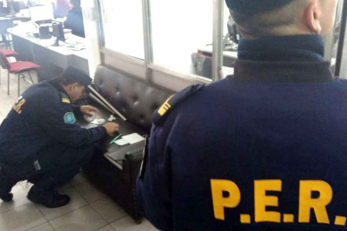 Polic&iacute;as buscan huellas en el PAMI