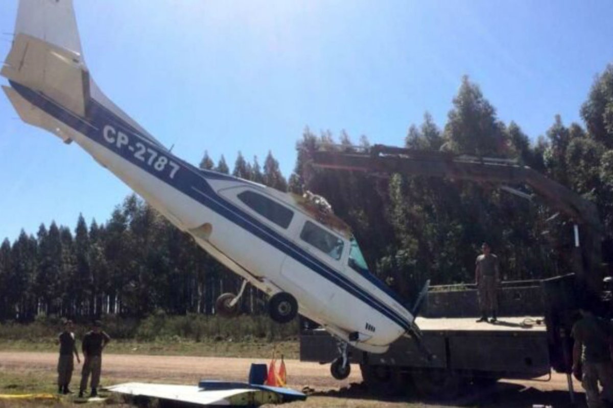 As&iacute; llevaron la avioneta hallada en Paysand&uacute;.
