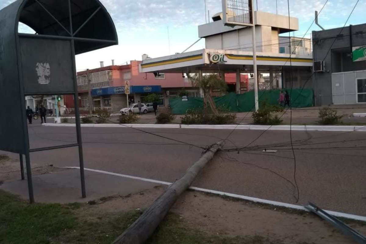 As&iacute; cay&oacute; uno de los postes.
