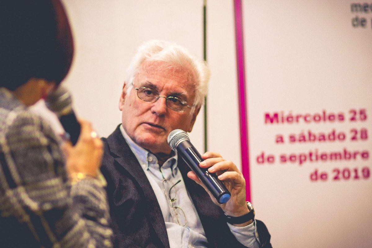 Ulanovsky, en di&aacute;logo con Tina Gardella.