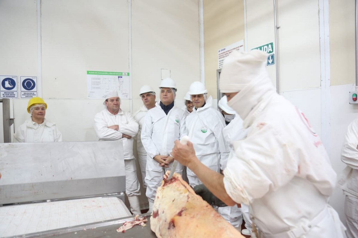 Etchevehere, en su visita al frigor&iacute;fico Alberdi