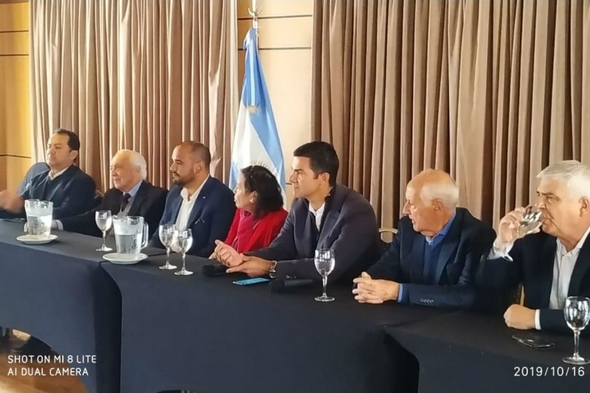 Gamarra, en la mesa con Urtubey y Lavagna.