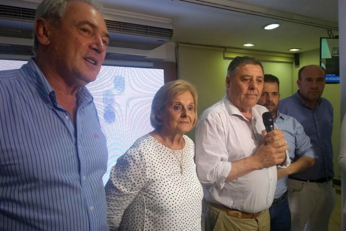 Benedetti junto a Olalla y de Angeli.
