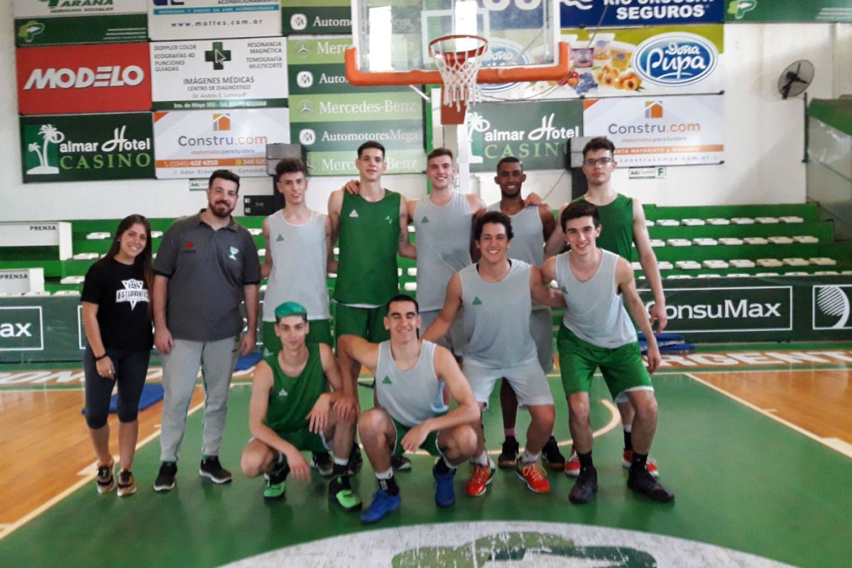 Tico con parte del plantel del Verde en LDD.