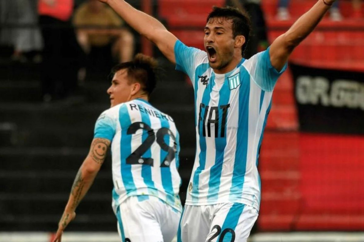Cvitanich festeja el gol de Reniero.