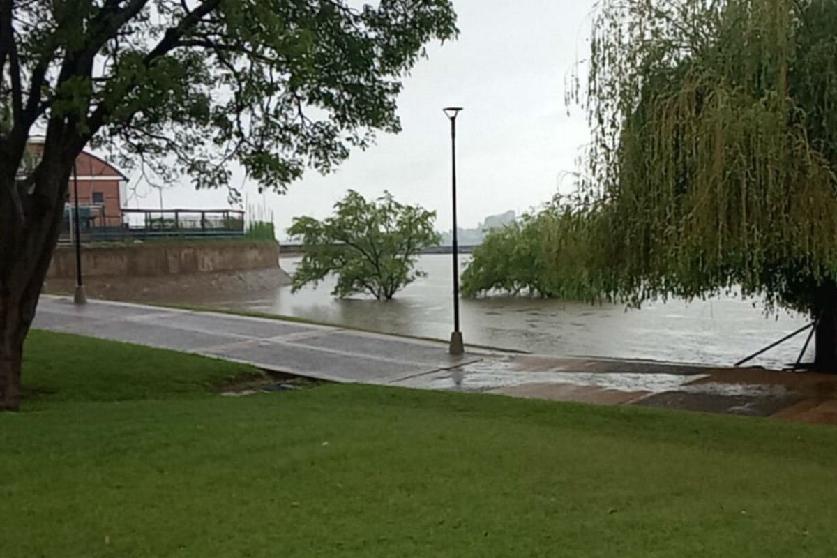 El r&iacute;o, sobre la costanera (foto: EER).