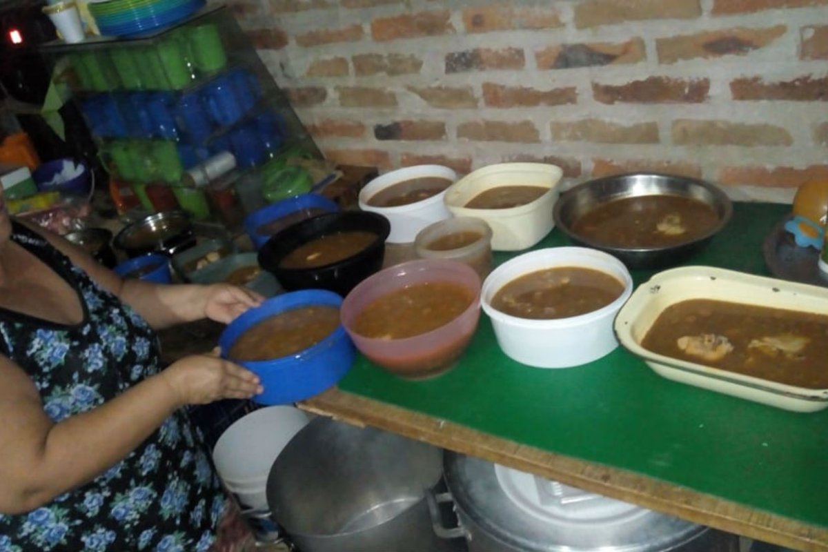 La comida lista, en el merendero "Todo Coraz&oacute;n".