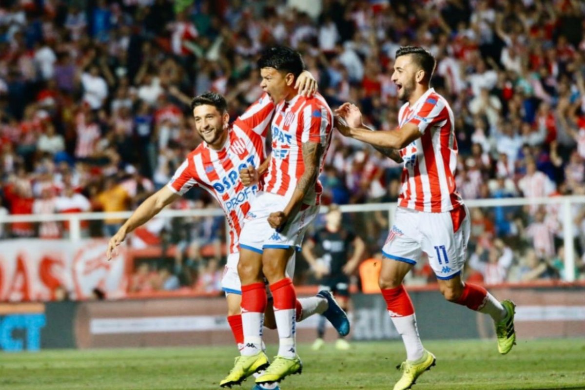 Bou festeja el gol que fue el del triunfo.