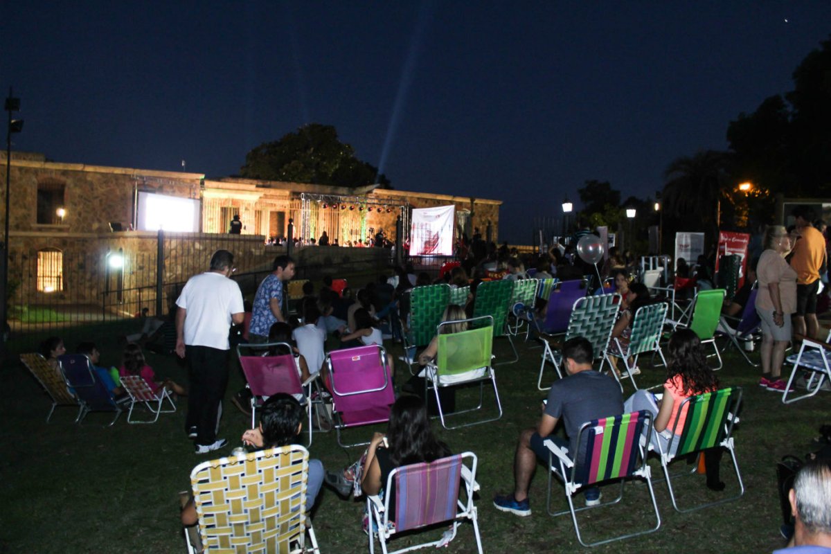 Adentro y fuera hubo p&uacute;blico en el Castillo.