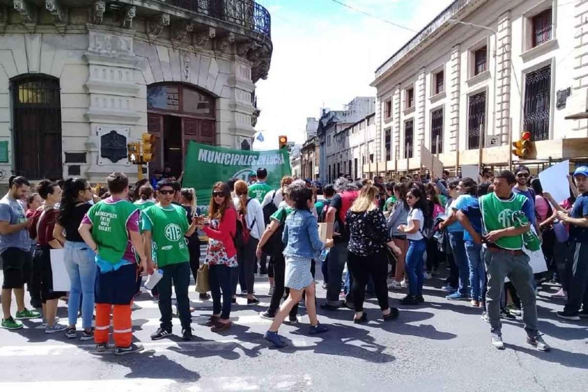 Protesta frente a la Municipalidad de Paran&aacute;