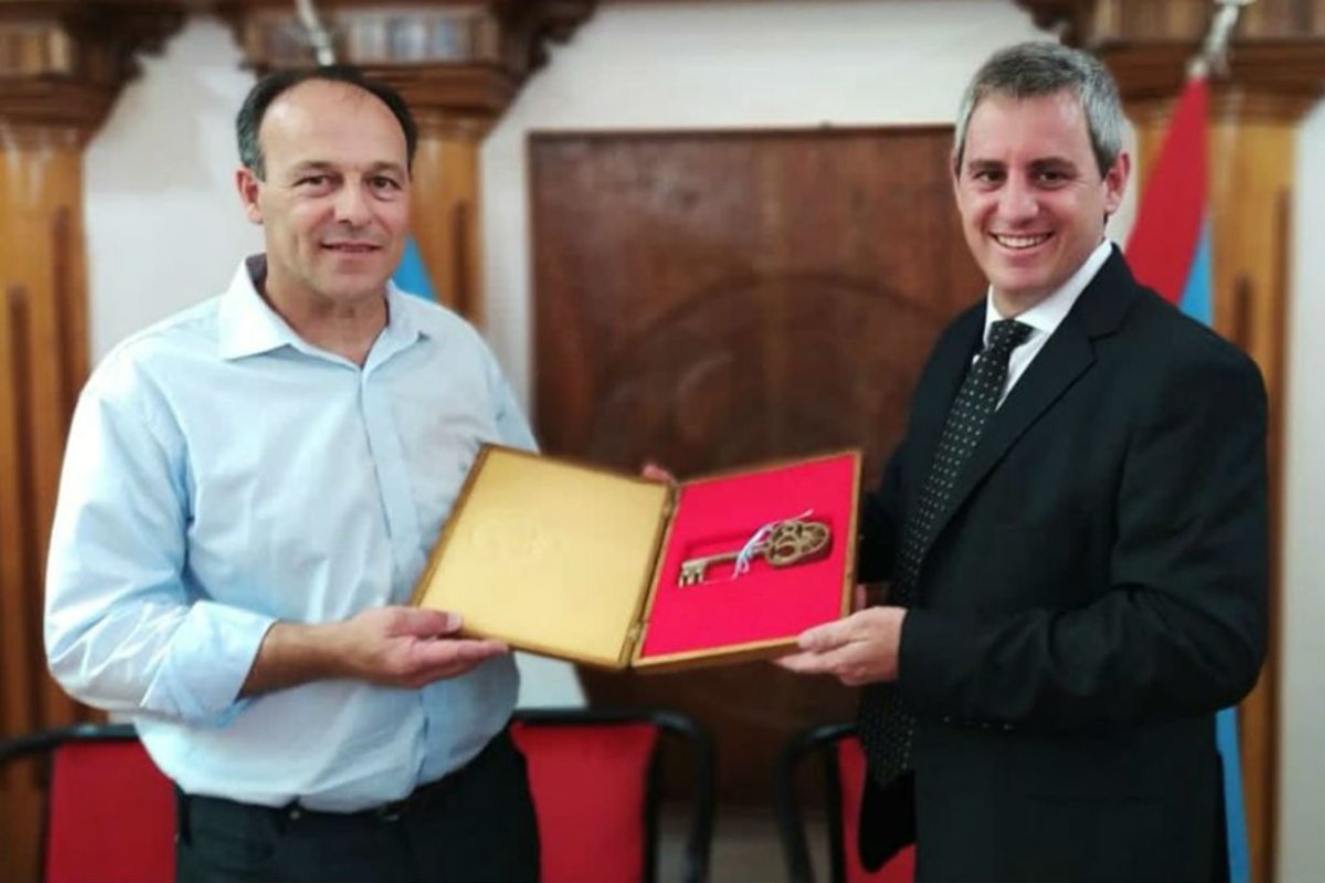 Walser, acompa&ntilde;ado por su vice, Ramiro Favre.