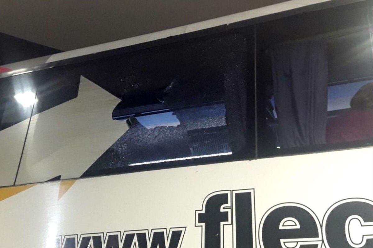 As&iacute; qued&oacute; una de las ventanas tras el piedrazo.