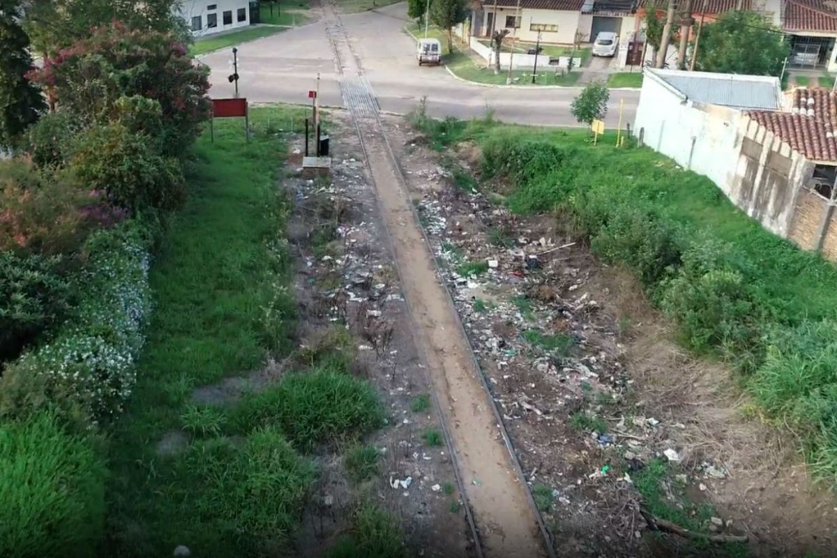 As&iacute; se ven las v&iacute;as y la basura, de sur a norte.