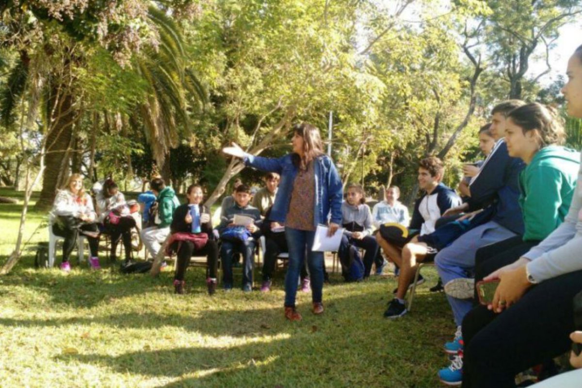 2017: dan clases bajo un &aacute;rbol en Santa Elena.