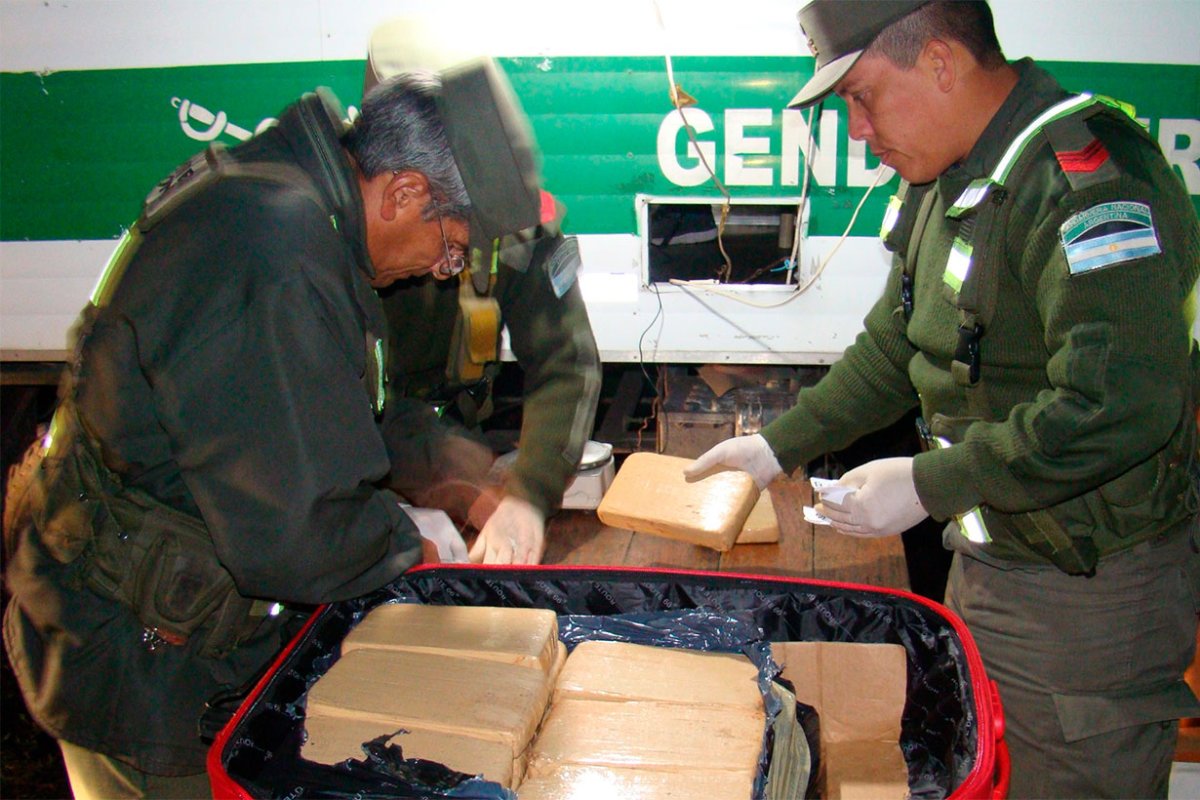 El hombre llevaba droga en una valija