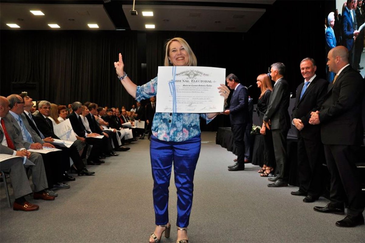 Toller, al recibir el diploma de diputada