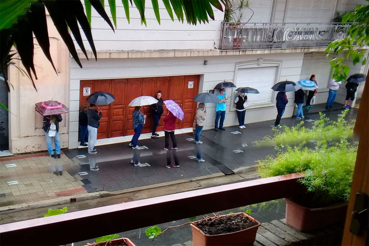 Espera bajo la lluvia / Cr&eacute;dito El Sol