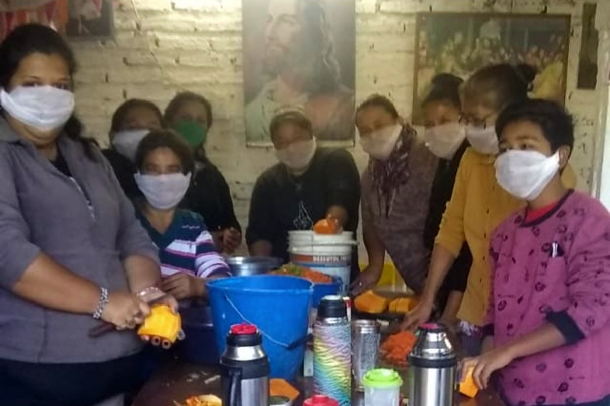 Con cuidados por el coronavirus, pero cocinando.