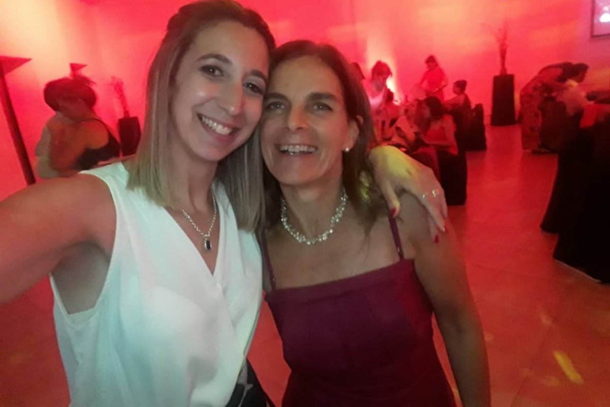 Claudia Echenausi y D&eacute;bora Clembosky, juntas.