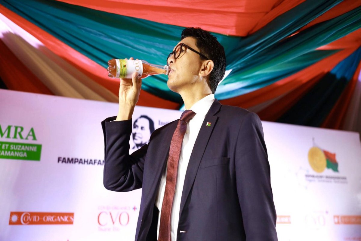 El presidente de Madagascar bebiendo su "remedio".