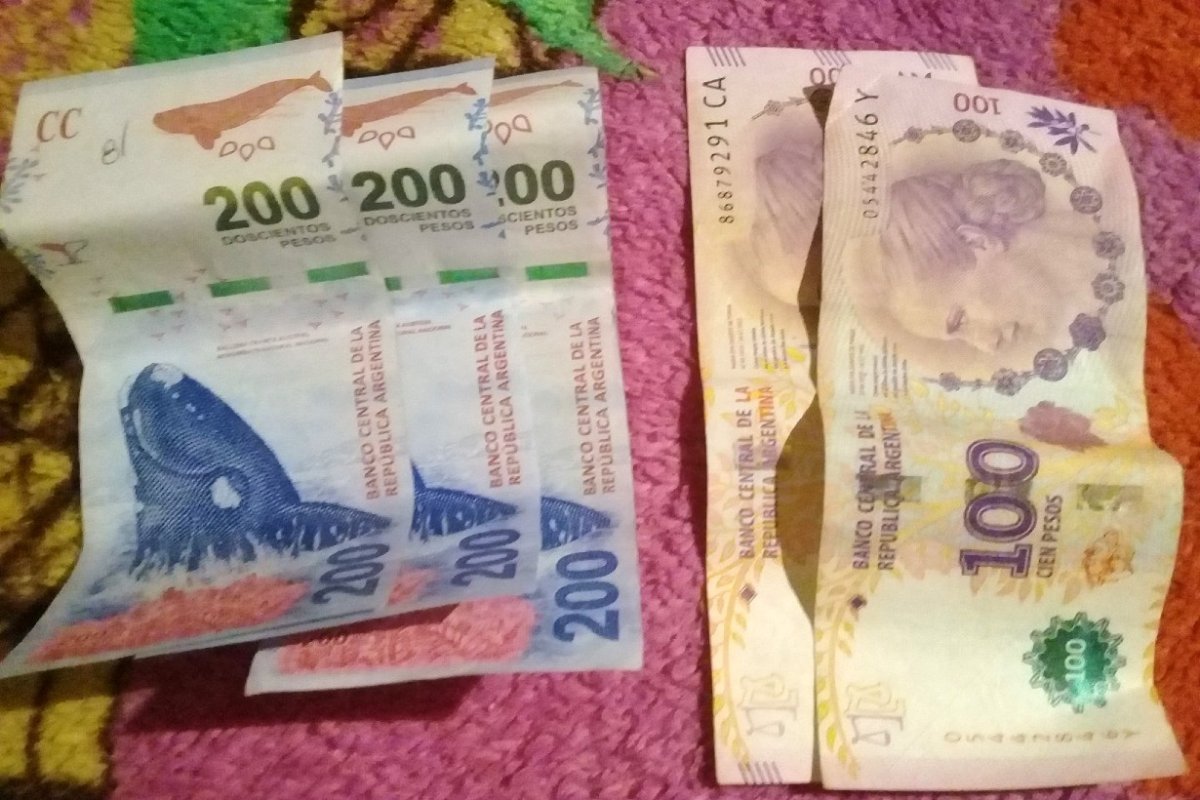 El dinero que los polic&iacute;as le dieron a la mujer.
