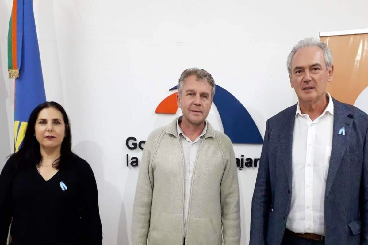Intendente anfitri&oacute;n, rodeado por Lena y Benedetti